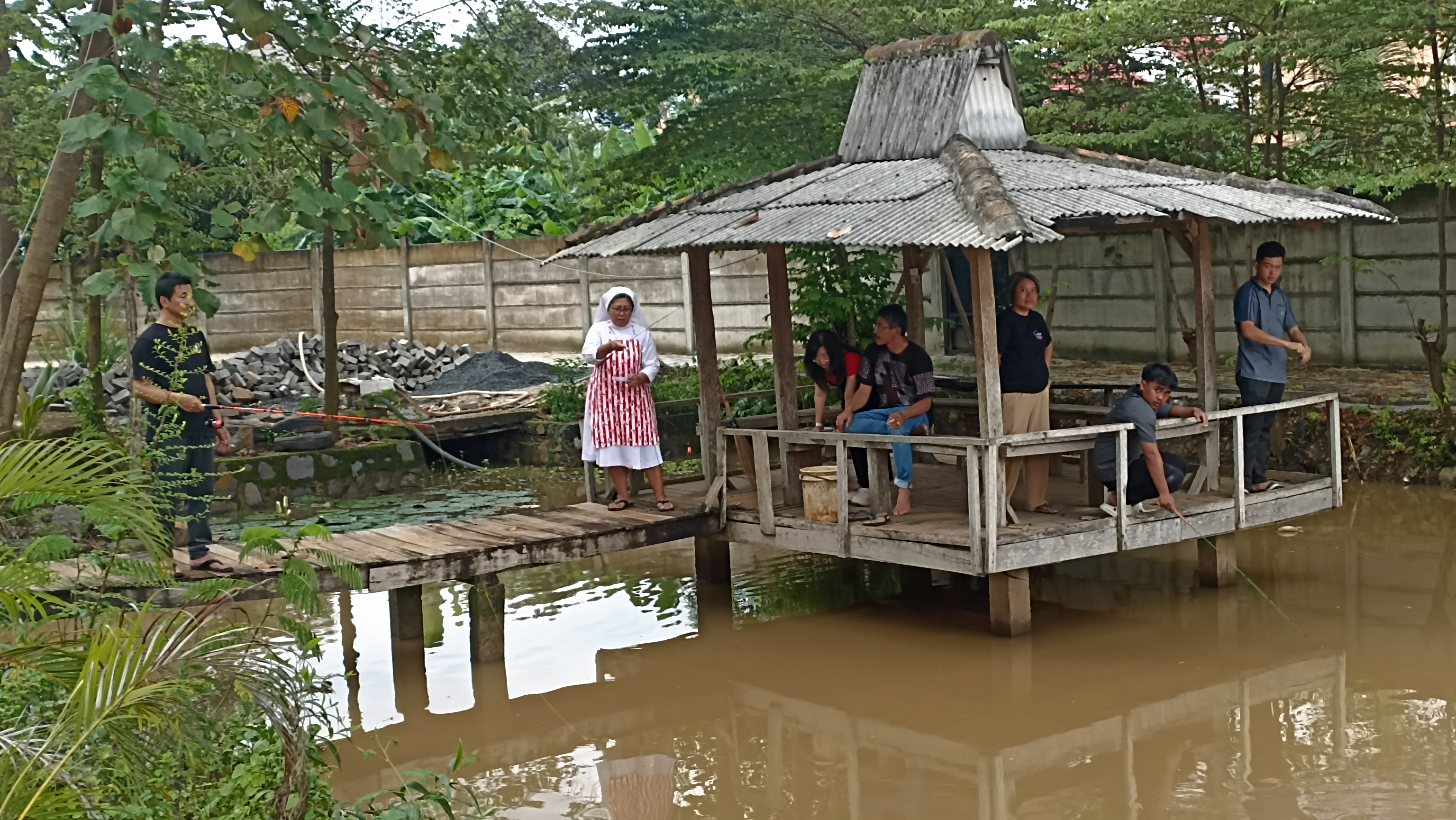 Kolam Ikan dan Gazebo